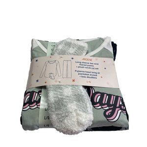 Long Sleeved pj set Womens Large Pyjamas Set With Socks Brand New.